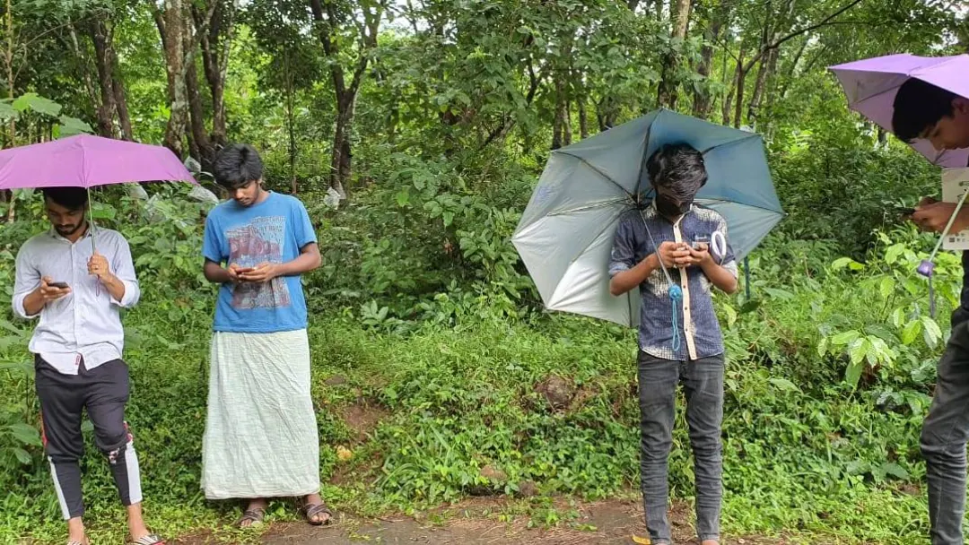 നെറ്റ്‌വര്‍ക്ക്‌-കവറേജില്ല;-ഓണ്‍ലൈന്‍-പഠനത്തിനായി-കൊടുംകാട്ടില്‍-കുടയും-ചൂടി-ഒരു-ഗ്രാമം