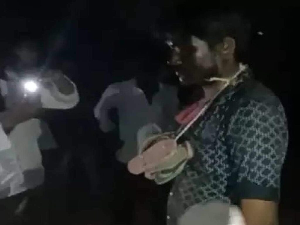 സ്ത്രീകളെ-ശല്യം-ചെയ്തു;-യുവാവിനെ-മൂത്രത്തില്‍-കുളിപ്പിച്ച്-ചെരിപ്പുമാല-അണിയിച്ച്-നടത്തിച്ചു