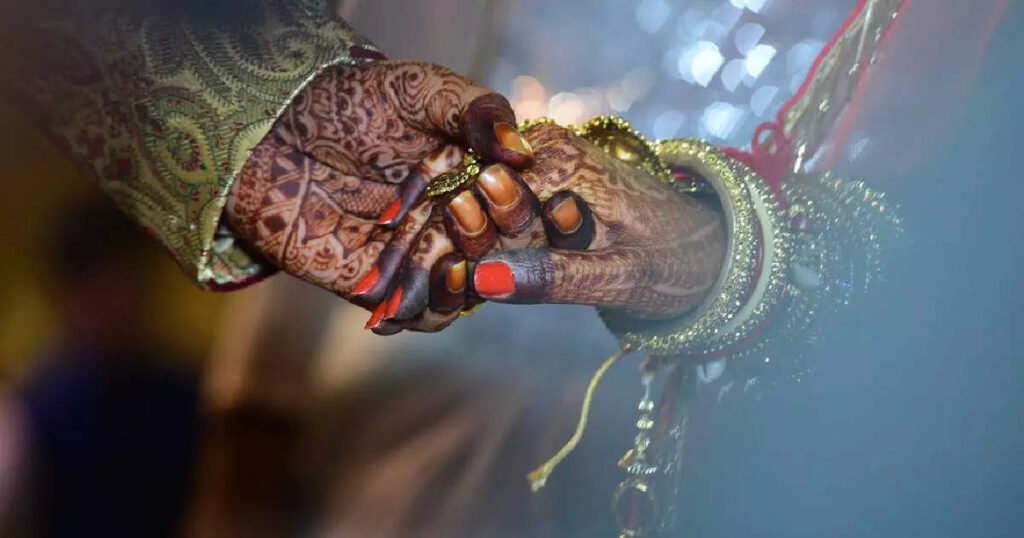 viral-wedding-photoshoot:-വൈറലാകാൻ-എന്തും-ചെയ്യുന്ന-കാലം;-അതിസാഹസികമായി-പ്രീ-വെഡിങ്-ഫോട്ടോഷൂട്ട്-നടത്തിയ-ദമ്പതികളുടെ-വീഡിയോ-വൈറല്‍
