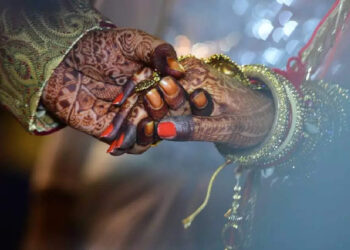 viral-wedding-photoshoot:-വൈറലാകാൻ-എന്തും-ചെയ്യുന്ന-കാലം;-അതിസാഹസികമായി-പ്രീ-വെഡിങ്-ഫോട്ടോഷൂട്ട്-നടത്തിയ-ദമ്പതികളുടെ-വീഡിയോ-വൈറല്‍