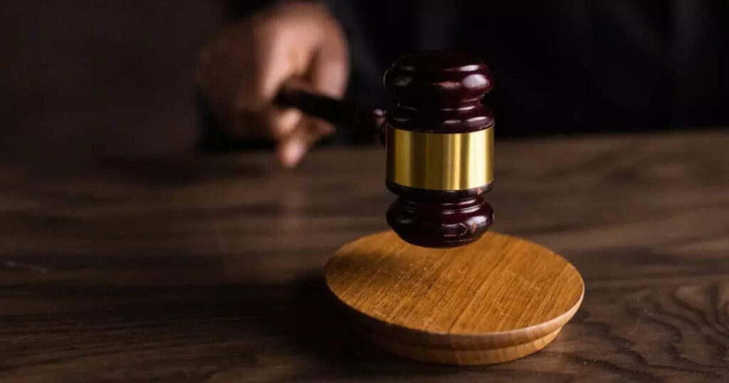 പാന്‍റും-അടിവസ്ത്രങ്ങളും-വലിച്ചെറിഞ്ഞു;-അധ്യാപികയെ-ലൈംഗികമായി-ആക്രമിച്ച്-കൊല്ലാൻ-ശ്രമിച്ച-17കാരന്-40-വർഷം-തടവ്