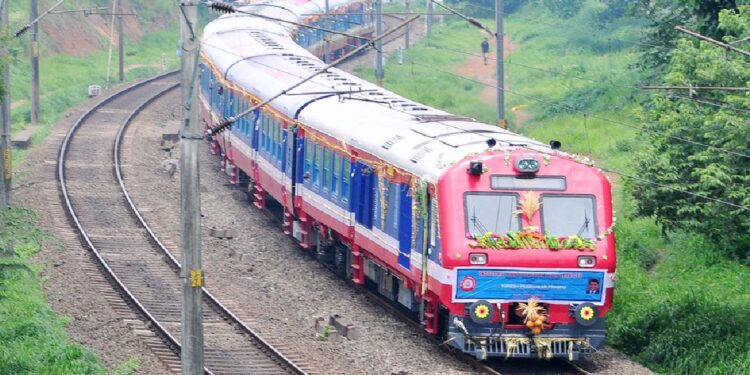 മലപ്പുറം,-തൃശൂർ,-കോഴിക്കോട്-ജില്ലക്കാർ-അതിവേഗത്തിൽ-പായും;-തിരുനാവായ-–-ഗുരുവായൂർ-പാതയിൽ-സർവേ-ആരംഭിച്ച്-റെയിൽവേ