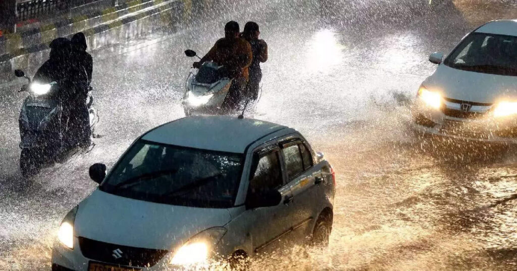 ഈ-ജില്ലകളിലേക്ക്-അതിശക്തമായ-മഴയെത്തും;-ഓറഞ്ച്-–-യെല്ലോ-അലേർട്ടുകൾ-ഇങ്ങനെ,-തിങ്കളാഴ്ചവരെ-മഴ-തുടരും